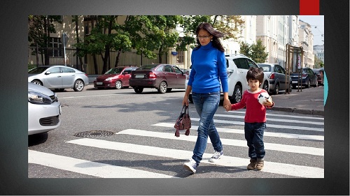 Взрослые своим примером должны прививать детям аккуратность в поведении на дороге