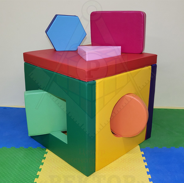 Домик куб с геометрическими окнами