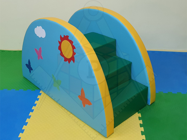 Горка с лестницей с аппликацией