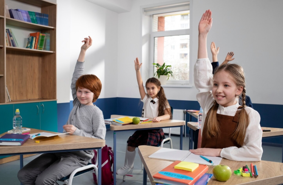 Дети сидят на уроке