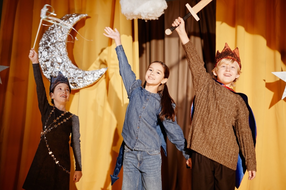 девочка и мальчики на сцене театра