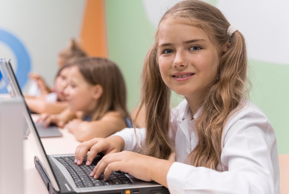 школьники с ноутбуками занимаются проектом