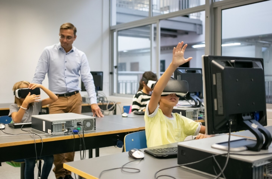 пустой школьный коридор