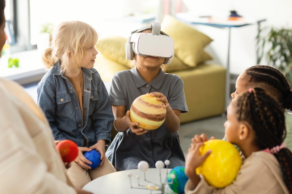 девочка в белой футболке занимается математикой в VR-очках