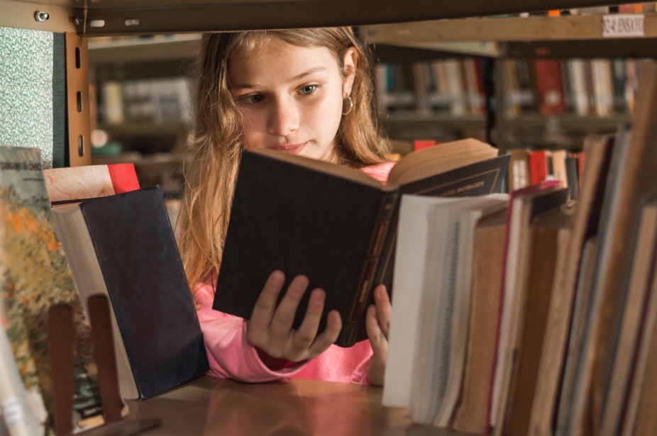 дети изучают строение солнечной системы в VR-очках