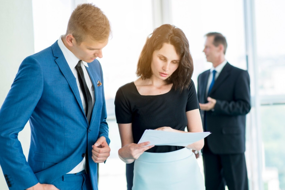 деловые люди в костюмах