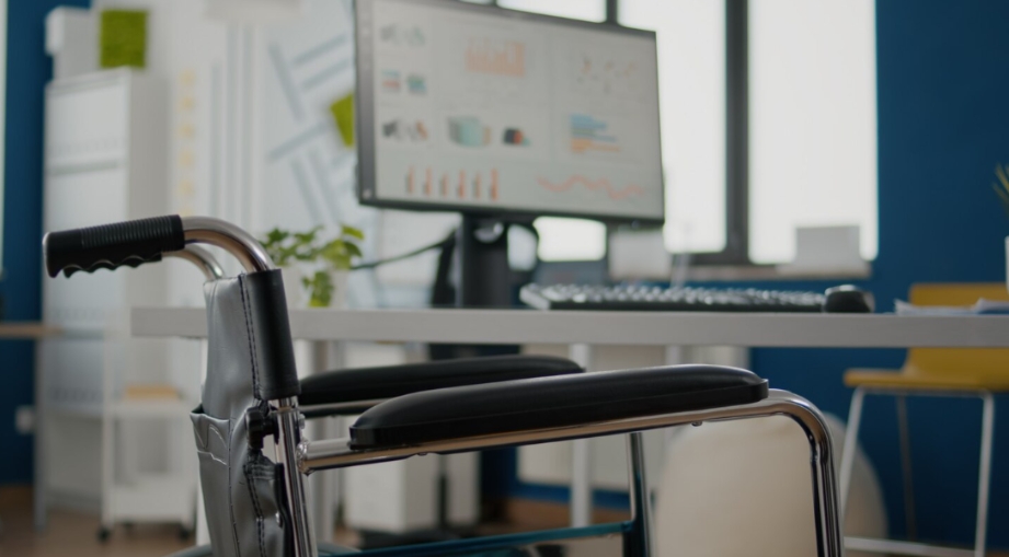 ученик с портфелем бежит по коридору школы