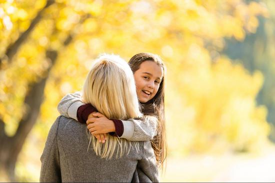 Ребенок обнимает маму