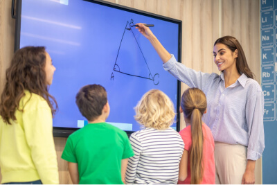 учитель объясняет тему