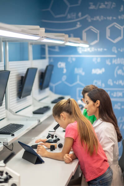 Ребенок ув лабаратории