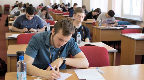 Прошла Всероссийская олимпиада школьников Школьники за партами выполняют задание