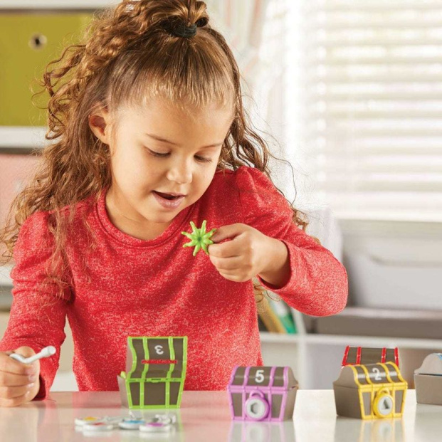 6808-sortsurprisetreasurechests_girl_2-1