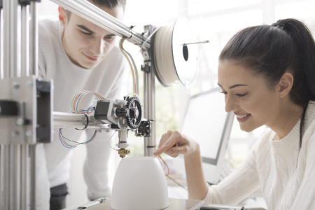 engineering-students-using-a-3d-printer-in-the-B67JHSM-1140x761